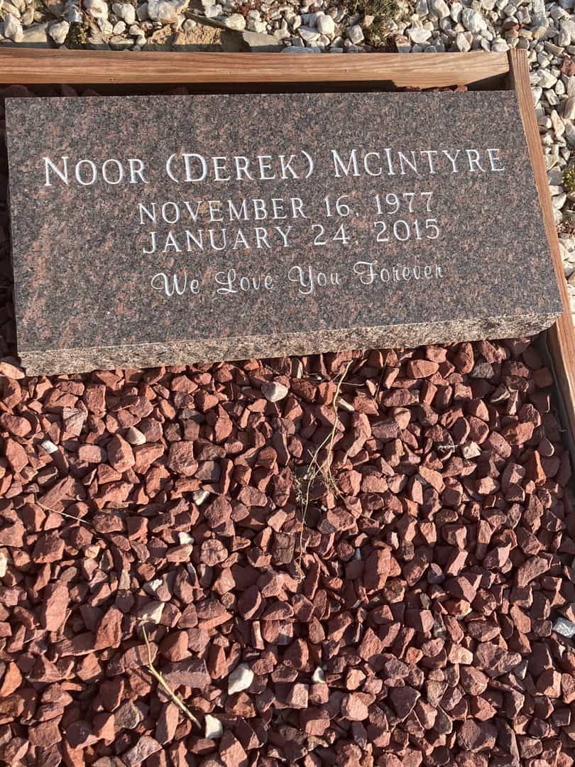 Noor Derek McIntyre's grave. Photo 1