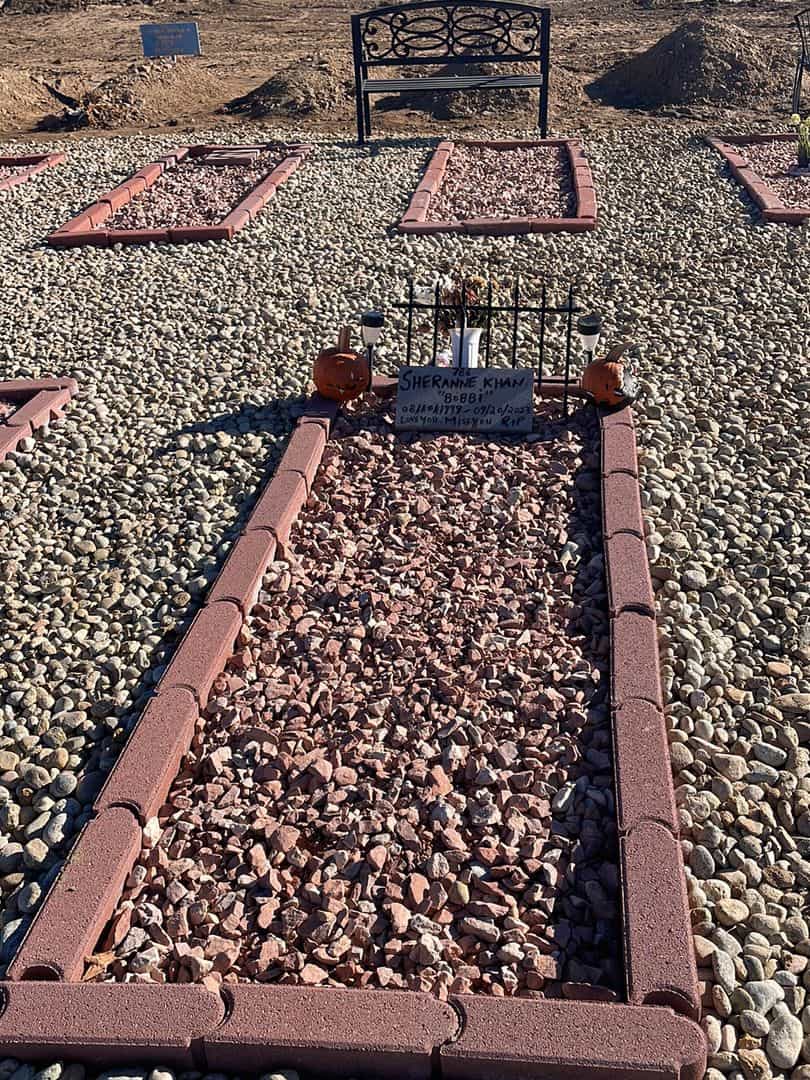 Sheranne "Bobbi" Khan's grave. Photo 2