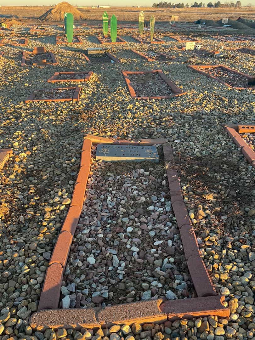 Mawardi Aliyi Beke's grave. Photo 2