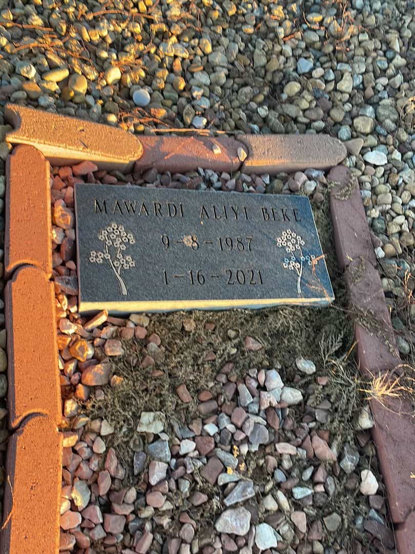 Mawardi Aliyi Beke's grave. Photo 1