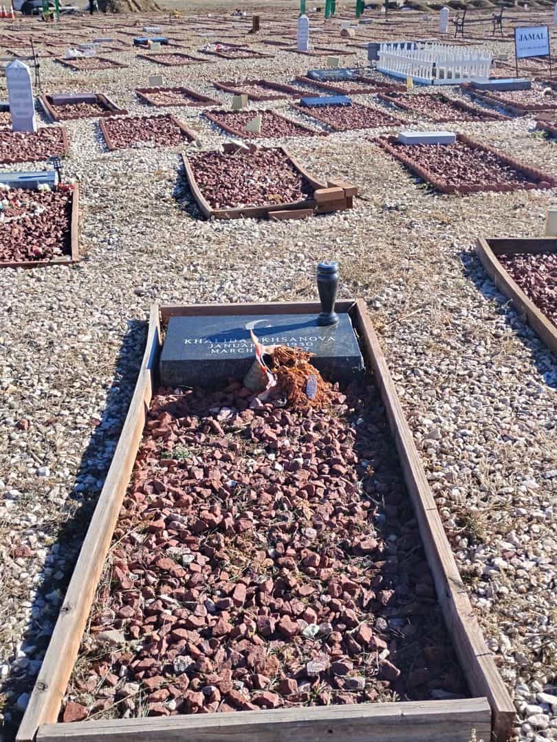 Khalida Ikhsanova's grave. Photo 2