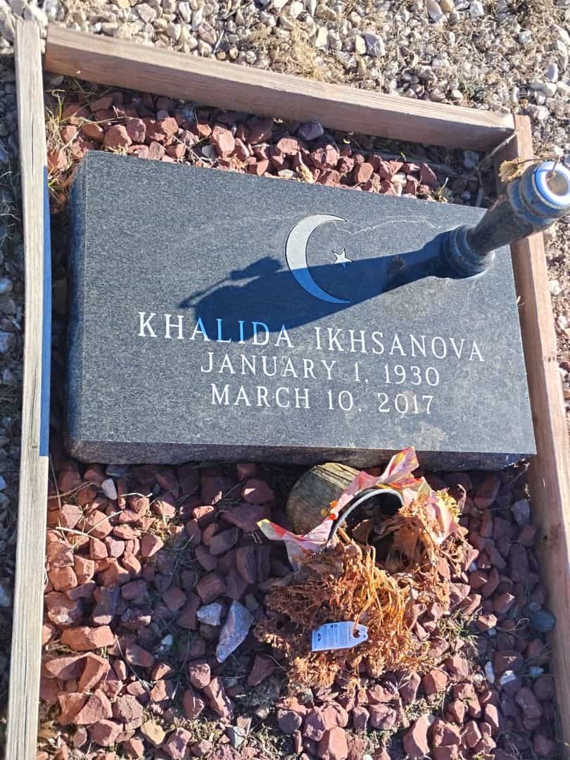 Khalida Ikhsanova's grave. Photo 3